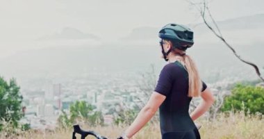 Kadın, dağ bisikleti ve uçurum manzarası. Egzersiz, bağlılık, spor ve spor için. Kadın, miğfer ve bisiklet, açık hava kardiyo, spor ya da doğa mücadelesi için tepede..