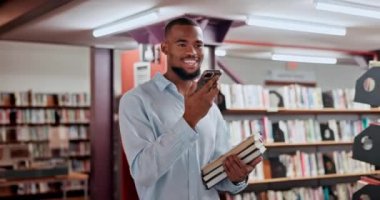 Siyahi adam, telefon görüşmesi ya da kolej kütüphanesinde iletişim, konuşma ve çalışma tarihi planlamak için hoparlör. Gülümseyin, yürüyün ya da kitapçıda konuşmak için akıllı telefonlu Afrikalı öğrenci.