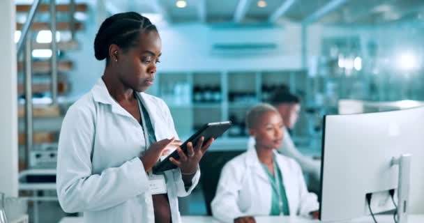 Mujer Negra Laboratorio Científico Con Tableta Para Los Resultados Investigación — Vídeo de stock