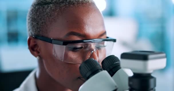 Výzkum Mikroskop Černá Žena Vědec Laboratoři Pro Lékařské Experimentální Nebo — Stock video