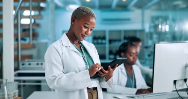 黒人女性 科学者 そして結果のためのタブレットに満足し または医療従事者として報告します 情報や治療ガイドライン データベース オンラインスケジュールのための女性 デジタルアプリ 肖像画 — ストック動画