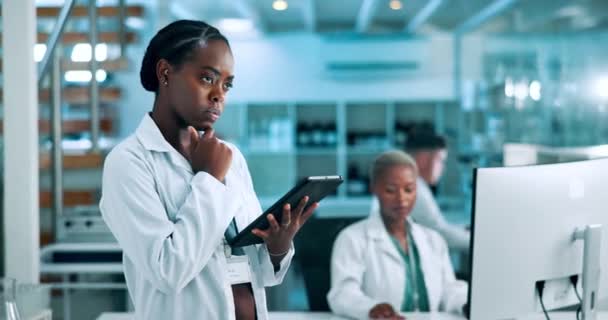 Černá Žena Myslící Vědec Tabletem Pro Výsledky Nebo Hlášení Jako — Stock video