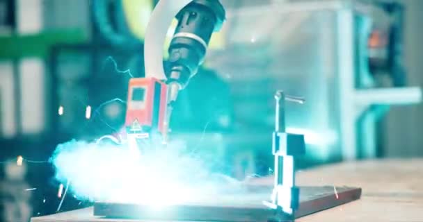 オートメーションまたは冶金工場の産業生産におけるクローズアップ 溶接またはロボット工学 工場装置またはプロトタイプの研修会のアセンブリの技術 火花か機械類 — ストック動画