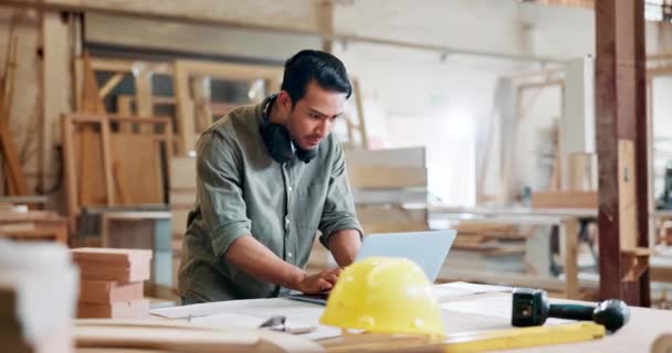 Laptop Carpinteiro Homem Oficina Com Madeira Para Manutenção Remodelação Construção — Vídeo de Stock