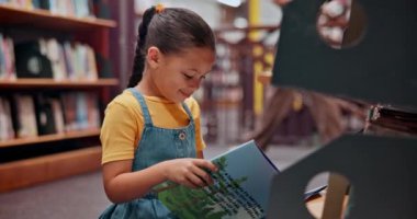 Kitap, hikaye ya da kız kütüphanede, okul kampüsünde kitaplıkta eğitim için fantezi kuruyor. Gülümseyin, öğrenin ya da burslu akıllı çocuk öğrenci bilgi, araştırma ya da bilgi okuyun.