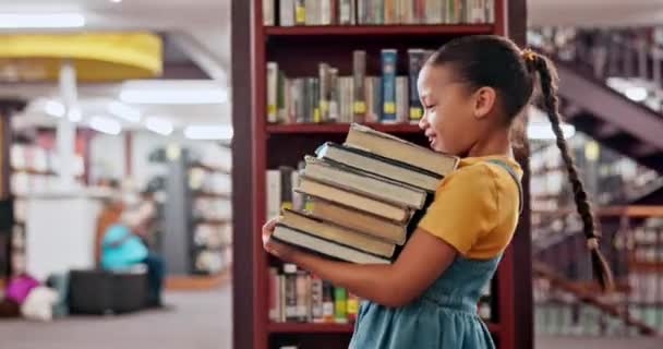 Kitaplar Eğitim Kütüphanede Yürüyen Bir Çocuk Bilgi Için Gülümseyen Gelecekteki — Stok video