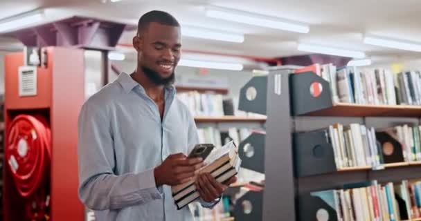 Ходьба Освіта Або Чорношкірий Чоловік Бібліотеці Телефоном Знань Або Розвитку — стокове відео