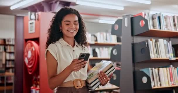 Счастливая Образованная Женщина Библиотеке Телефоном Знаний Развития Обучения Социальные Медиа — стоковое видео