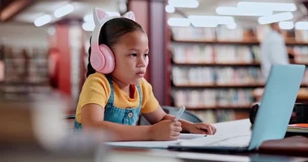 Laptop Fejhallgató Hallgató Könyvtárban Gépelés Online Távoli Vagy Távolsági Tanulás — Stock videók