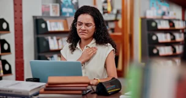 Biblioteca Dolore Collo Donna Con Stress Burnout Affaticamento Sul Computer — Video Stock