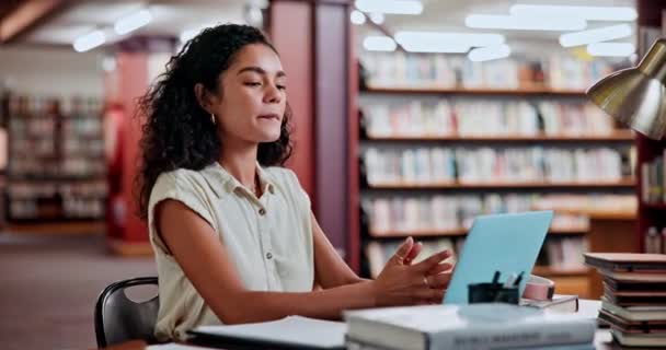 Kobieta Twarz Uśmiech Laptopie Bibliotece Projektu Badawczego Online Dla Szkolnictwa — Wideo stockowe