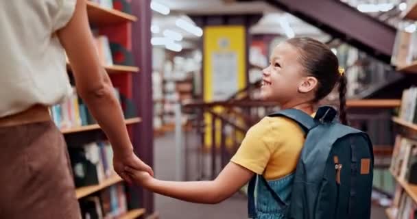 Szkoła Korepetytor Lub Dziecko Bibliotece Spacerujące Uśmiechem Dla Wiedzy Lub — Wideo stockowe