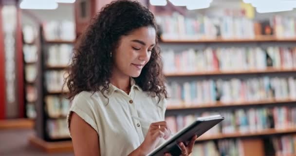 教育或妇女在一个有知识石碑或发展电子学习的图书馆中 奖学金 快乐或在校学生学习课程信息 可在网上博客或网站上搜索 — 图库视频影像
