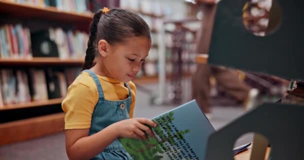 Czytanie Książki Dziecka Lub Dziewczynki Bibliotece Dla Historii Kampusie Szkolnym — Wideo stockowe