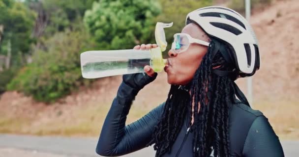 Bebida Água Mulher Livre Para Ciclismo Exercício Manhã Com Garrafa — Vídeo de Stock