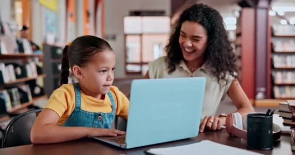 High Five Tutor Meisje Een Bibliotheek School Met Laptop Voor — Stockvideo