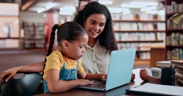 Schule Nachhilfelehrer Oder Mädchen Einer Bibliothek Mit Laptop Für Grundschulbildung — Stockvideo