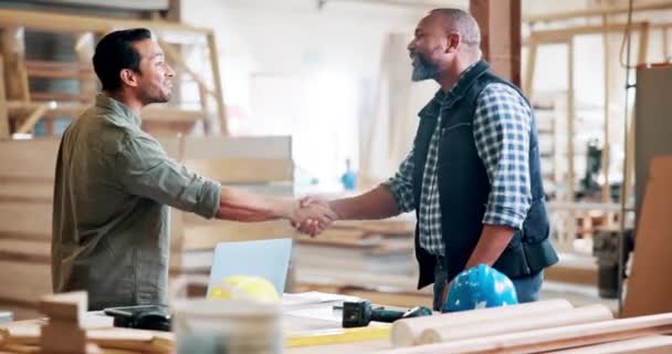 Carpenter Jabat Tangan Atau Kesepakatan Untuk Konstruksi Membangun Dan Memulai — Stok Video