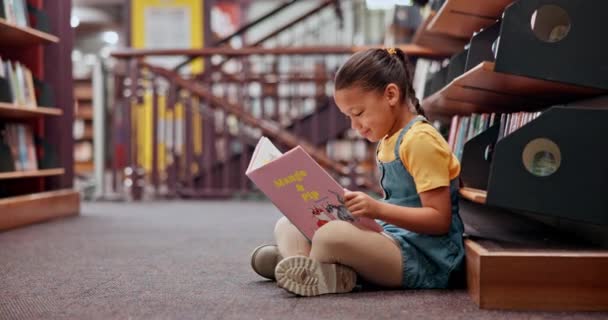 Lesebuch Kind Oder Mädchen Einer Bibliothek Für Eine Geschichte Auf — Stockvideo