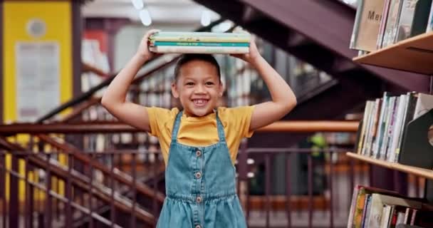 Livros Carregando Criança Uma Biblioteca Andando Com Sorriso Para Conhecimento — Vídeo de Stock
