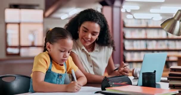 Escuela Tutor Niña Escribiendo Biblioteca Con Laptop Para Elearning Conocimiento — Vídeo de stock