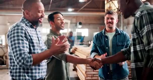 握手和木匠在工作间为伙伴关系 团队见面和同意与掌声 木材工作组及工厂的握手 信任与协作支持 — 图库视频影像