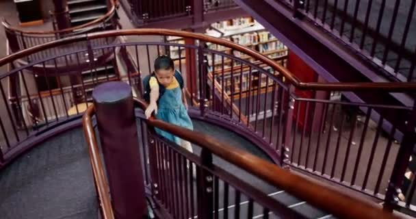Dziewczyna Dziecko Chodzenie Bibliotece Książkami Badań Edukacji Wiedzy Projektu Szkolnego — Wideo stockowe