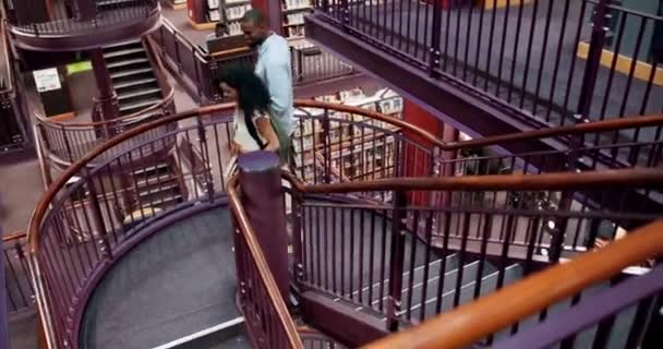 College Studenter Och Bibliotek Promenader Med Böcker För Information Lärande — Stockvideo