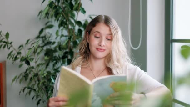 Mulher Livro Leitura Sofá Para Relaxar Casa Fim Semana Férias — Vídeo de Stock