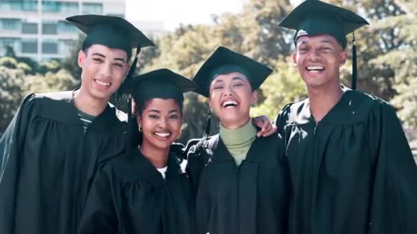 Šťastní Lidé Studenti Promoce Přáteli Vzdělání Kvalifikaci Nebo Budoucnost Přírodě — Stock video