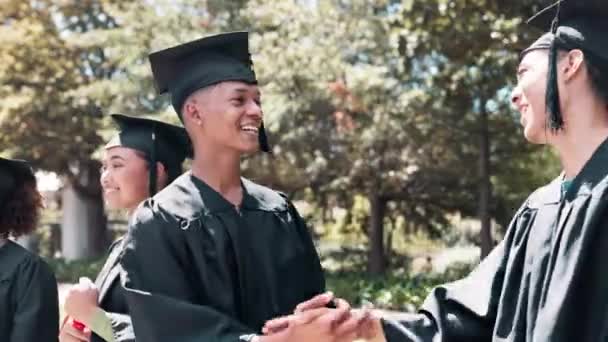 ハッピーマン および卒業式 教育または資格のための証明書との握手 卒業証書 またはキャンパス外の学位のために笑顔で若い男性 または卒業生 — ストック動画