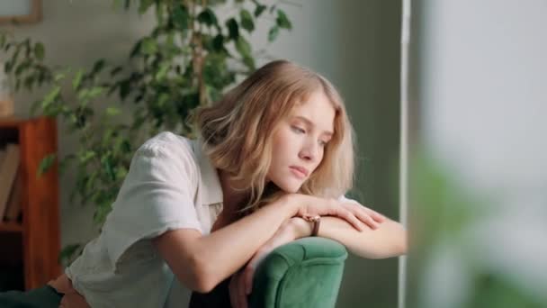 Genç Bir Kadın Nostalji Hafıza Evdeki Duygularla Kanepede Düşünüyor Kaygılanıyor — Stok video