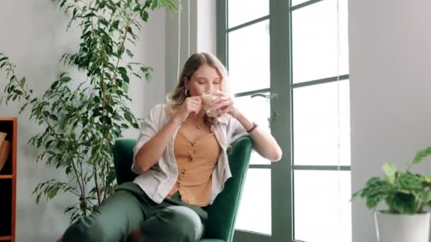 Frau Lächeln Sie Und Beruhigen Sie Sich Mit Cappuccino Entspannen — Stockvideo