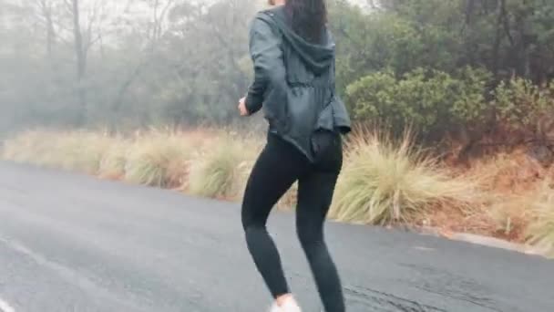 Жінка Біг Гора Тренувань Дощову Погоду Спортивної Дисципліни Зобов Язання — стокове відео