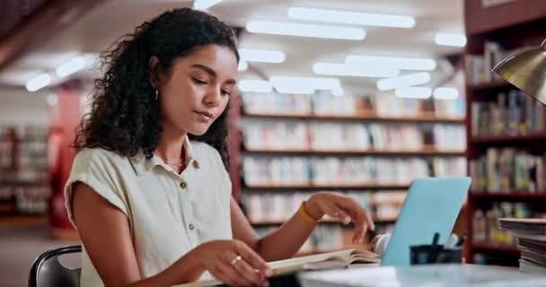 Mulher Lendo Estudando Biblioteca Como Estudante Universitário Para Aprender Educação — Vídeo de Stock