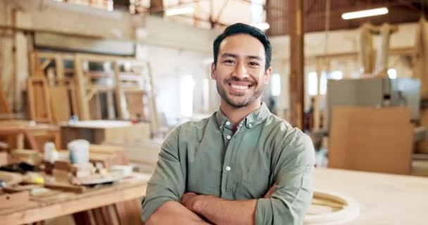 ワークショップでのビジネス 大工の肖像画 大工の貿易会社で幸せで誇りに思っているアジアの男性の人 腕が交差する工芸品 木材製品 木材メーカー — ストック動画