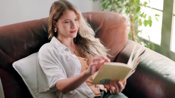 Mujer Libro Lectura Sofá Relajarse Casa Para Fin Semana Vacaciones — Vídeos de Stock