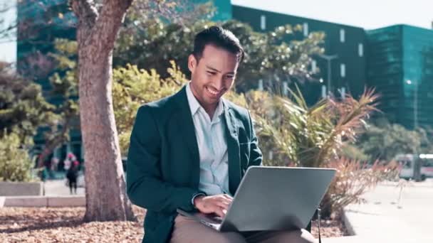Laptop Glimlach Zakenman Stad Werken Afstand Buitenshuis Technologie Freelancer Gelukkig — Stockvideo