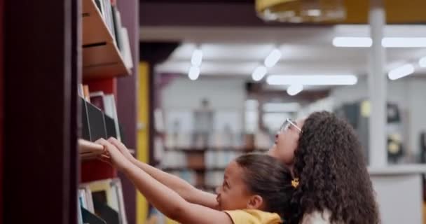 Mujer Niño Elección Para Biblioteca Apoyo Lectura Para Futuro Crecimiento — Vídeos de Stock