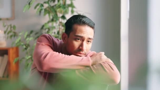 Asijský Muž Přemýšlení Úzkost Pohovce Nostalgií Paměti Pamatovat Žalem Doma — Stock video