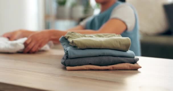 洗衣服 干净的衣服和一堆衣服 折叠或清洁家务活 家庭休息室 家庭主妇或管家的春季清洁手 亚麻布或织物 用于卫生或组织 — 图库视频影像