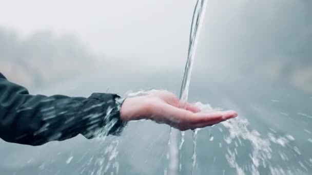 持続可能性のための手 水およびスプラッシュ屋外 手洗いの巻き戻し 新鮮できれいな健康のための人 液体ミネラル ウェルネス ドロップ 自然の中で雨や嵐でバックトラック — ストック動画