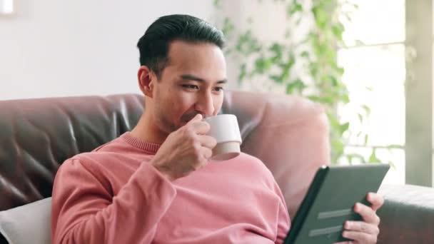 Tablet Kaffee Und Mann Relaxen Auf Der Couch Für Soziale — Stockvideo