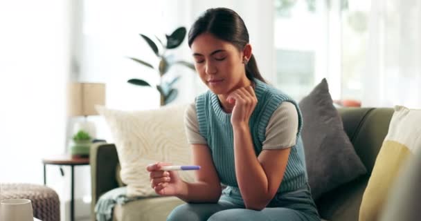 Mulher Teste Gravidez Estresse Casa Ansiedade Por Resultados Infertilidade Notícia — Vídeo de Stock