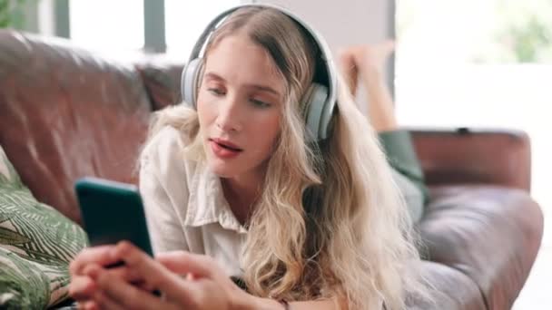 Wanita Headphone Dan Musik Dengan Ponsel Sofa Bernyanyi Dan Memperbarui — Stok Video