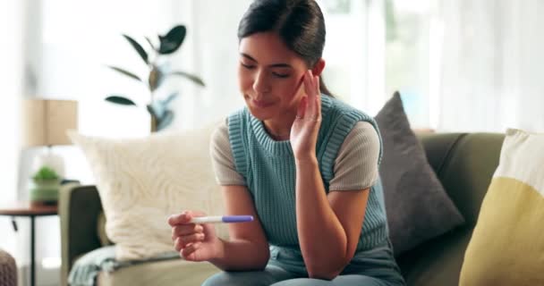 Γυναίκα Τεστ Εγκυμοσύνης Και Άγχος Στο Σπίτι Σκέψη Του Μέλλοντος — Αρχείο Βίντεο