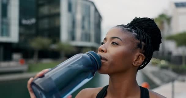 Képzés Fitness Fekete Ivóvíz Egy Városban Futás Testmozgás Vagy Szabadtéri — Stock videók