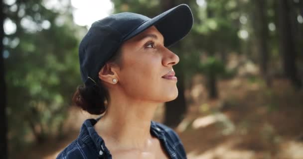 Senderismo Feliz Mujer Pensando Bosque Bosques Naturaleza Para Paz Trekking — Vídeos de Stock