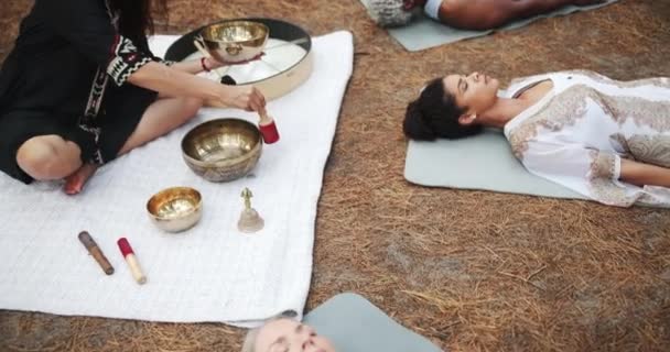 Tibetano Meditazione Persone All Aperto Con Suono Guarigione Spirituale Indigena — Video Stock