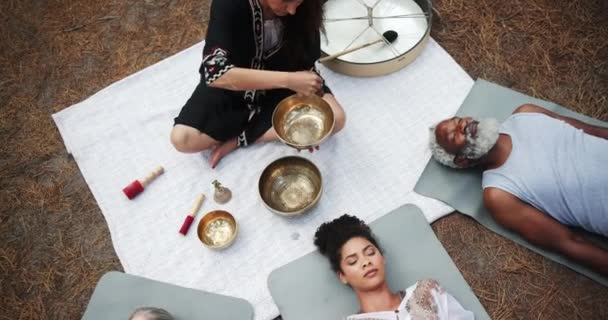 Tibetanska Meditation Och Människor Med Ljudet Sjungande Skål För Inhemsk — Stockvideo